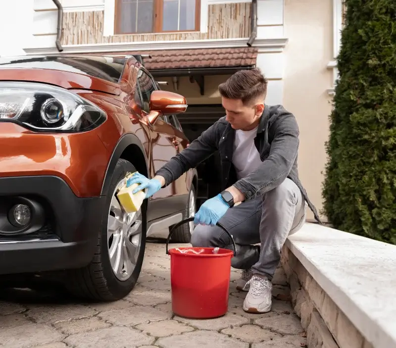 Lavage auto à domicile Vauchamps : professionnel intervenant sur un véhicule